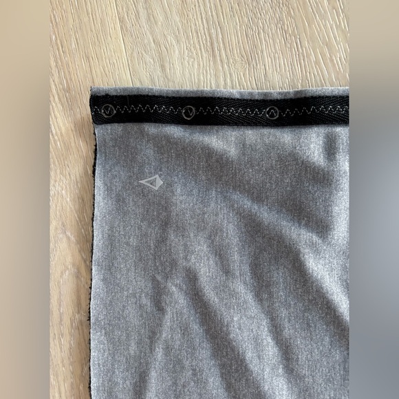 Ivivva by Lululemon girls scarf grey with black interior - Picture 2 of 6